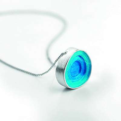 blauer-kreis-kette_stehend.jpg